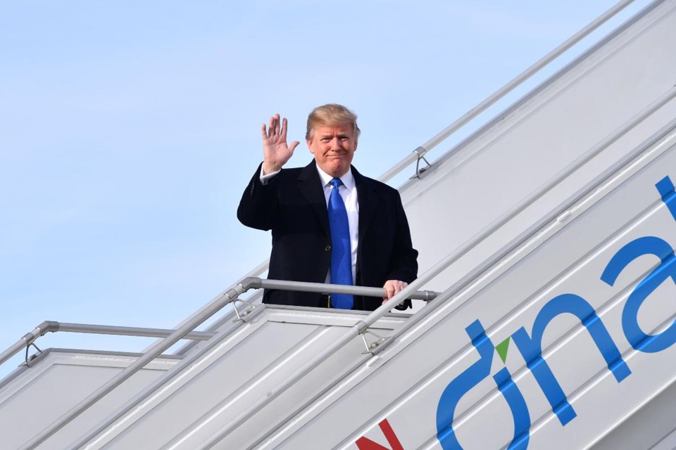Presidente dos EUA, Donald Trump, acena ao chegar em Zurique nesta quinta-feira (25). | NICHOLAS KAMM
AFP