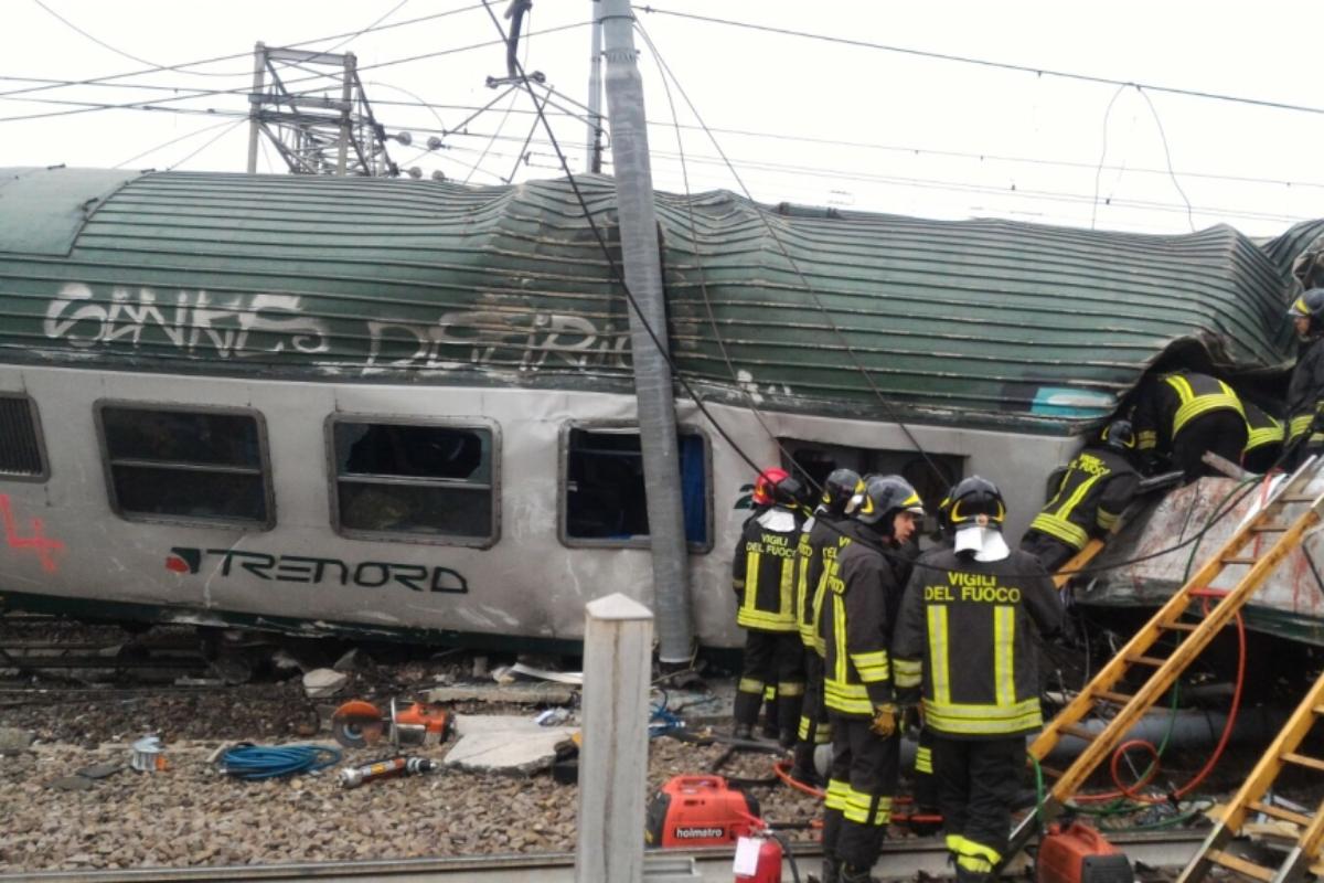 Bombeiros trabalhando no resgate das vítimas do acidente com um trem, que ocorreu próximo a Milão nesta quinta-feira (25). | HOAFP