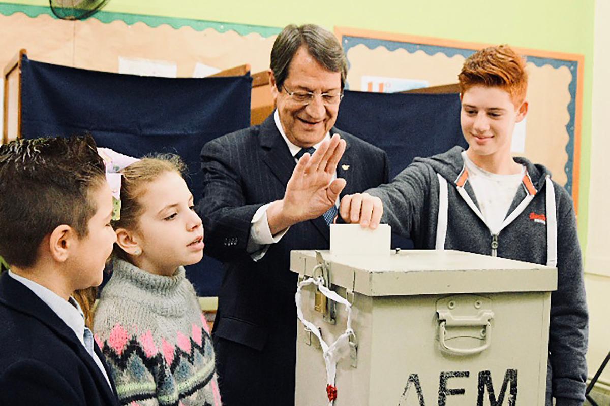 O atual presidente do Chipre Nicos Anastasiades depositando seu voto na urna, durante as eleições neste domingo (28) | AFP