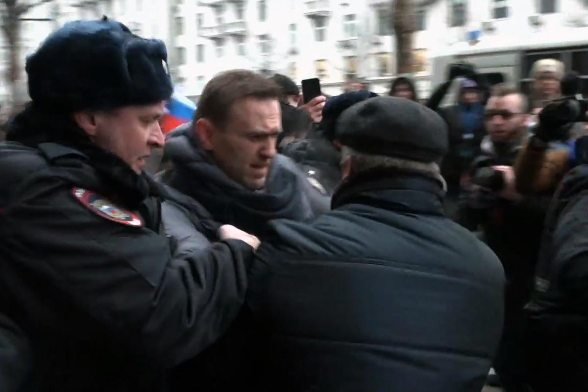 Policiais detém o líder da oposição Alexei Navalny durante uma manifestação em Moscou pedindo um boicote às eleições presidenciais de 18 de março. | ALEXANDRA DALSBAEK/AFP