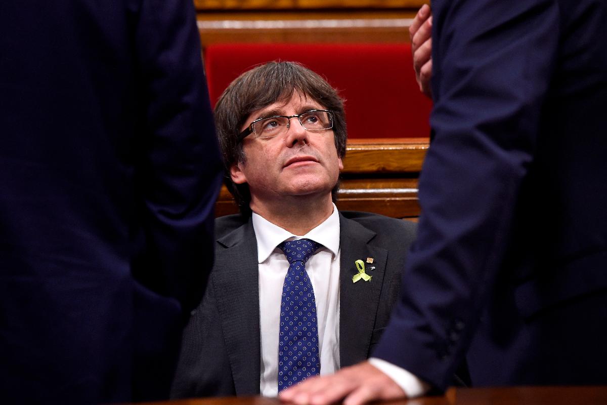 Puigdemont está foragido em Bruxelas desde que o Parlamento catalão aprovou a resolução para declarar independência | JOSEP LAGO/AFP