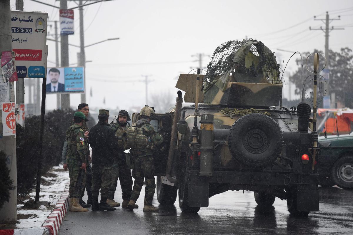 Forças de segurança afegã perto do local da base da Academia Militar Marshal Fahim, em Cabul | WAKIL KOHSAR/AFP