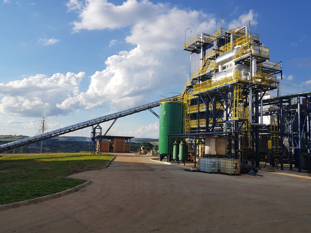 Usina de energia de biomassa em Guarapuava: restos de pinus e eucaliptos são utilizados para produzir energia