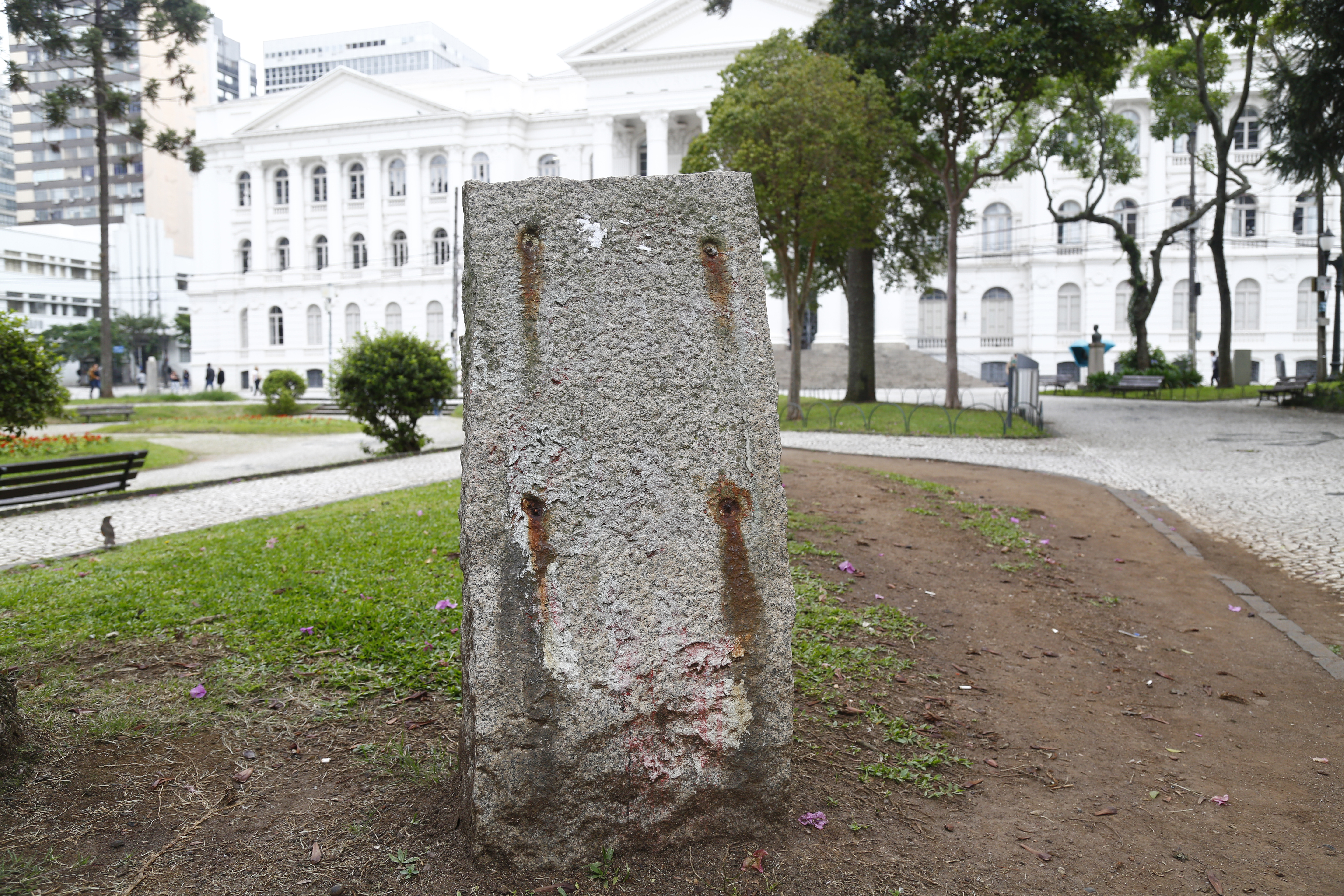 Um dos 10 bustos da Praça Santos Andrade que foi completamente destruído por vândalos. | Aniele Nascimento/Gazeta do Povo