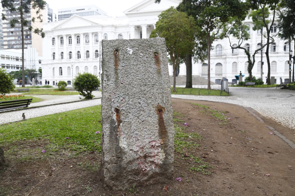 Um dos 10 bustos da Praça Santos Andrade que foi completamente destruído por vândalos. | Aniele Nascimento/Gazeta do Povo