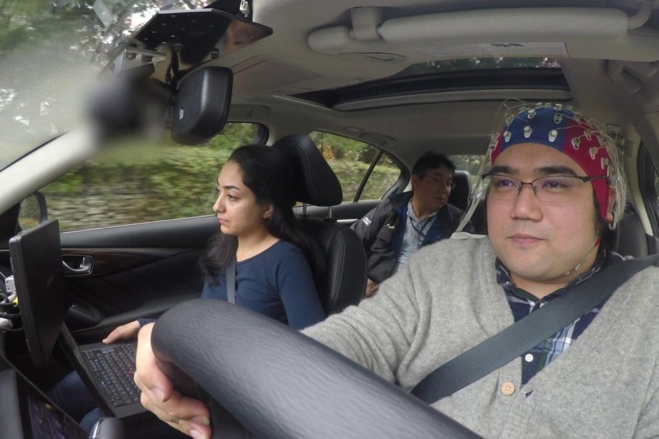 Protótipo da touca que lê ondas cerebrais do motorista. | Nissan/Divulgação