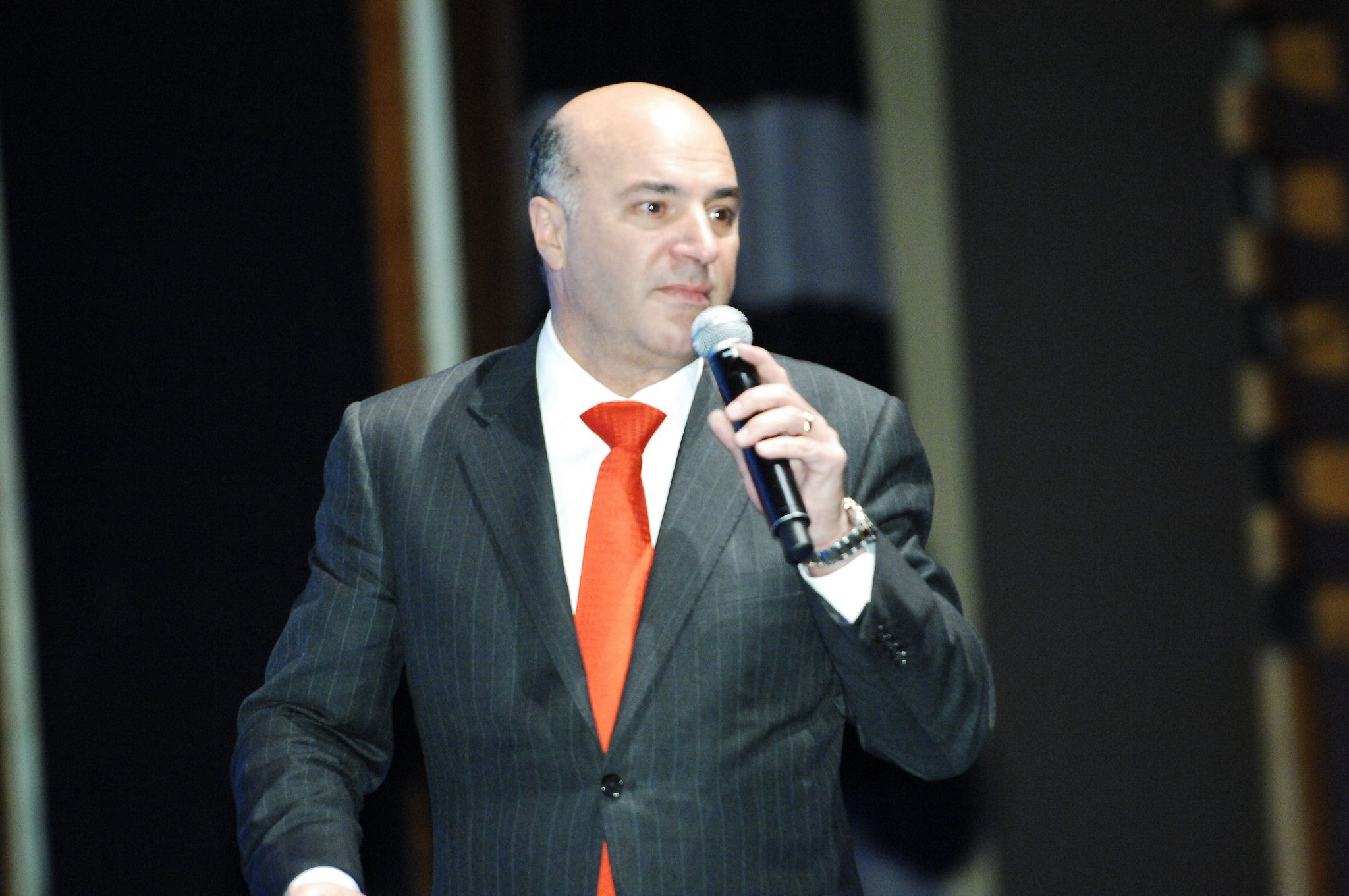 “Quando você tem 19, 20 anos e cria o hábito de guardar 10% da sua renda todo mês, você pode ter mais de R$ 1 milhão quando tiver 65 anos”, afirma Kevin O’Leary. | RandstadCanada/Flickr