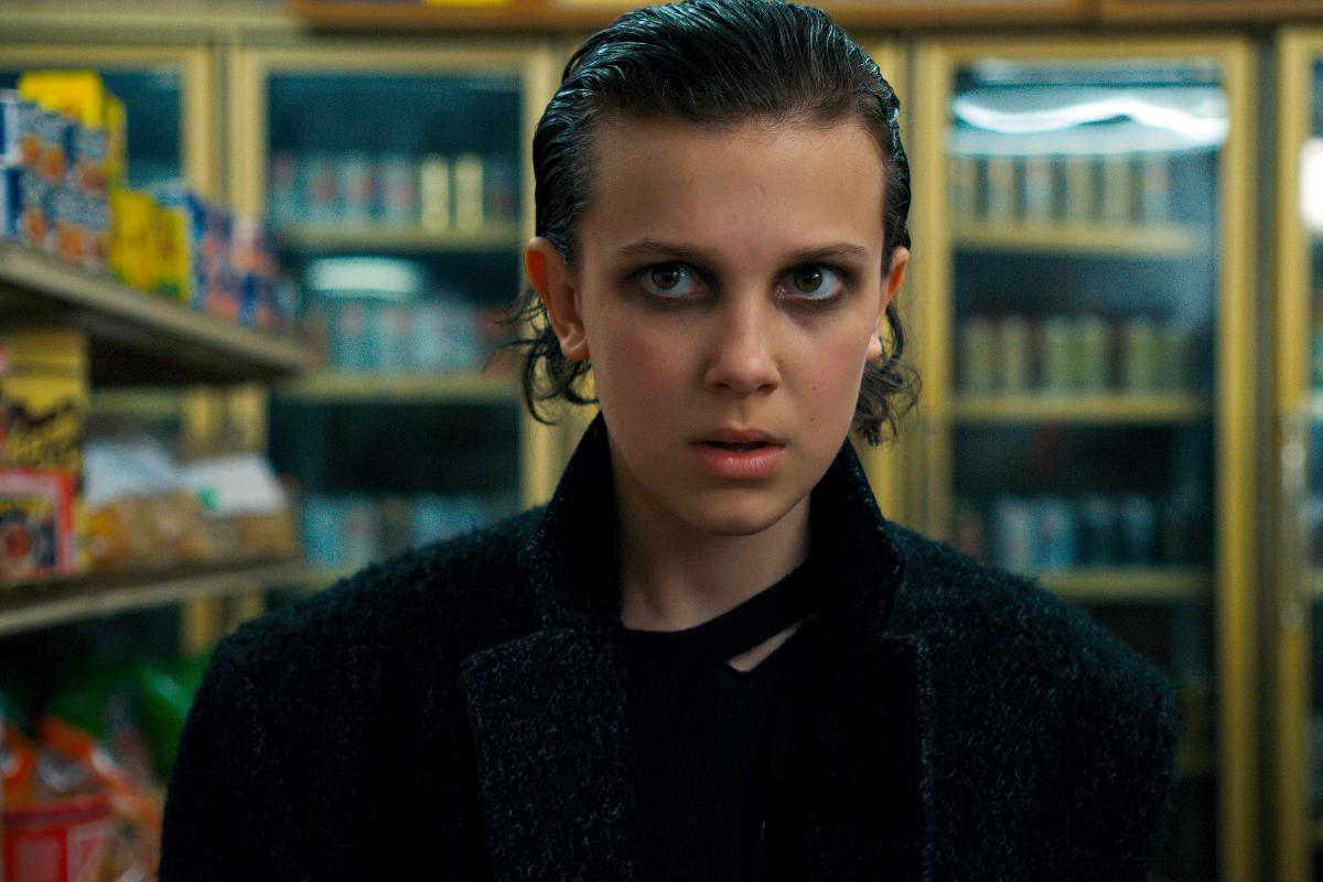 As escolhas do guarda-roupa de Millie Bobby Brown, de 13 anos, são analisadas sem parar e muitas vezes de forma inconveniente durante os eventos de divulgação da segunda temporada de Stranger Things | Divulgação/Netflix