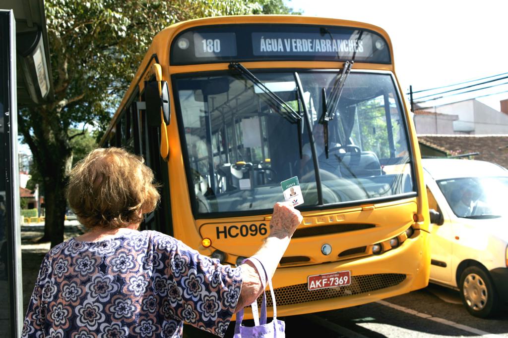 Só neste mês de janeiro, cerca de 5 mil cartões foram bloqueados por falta de renovação. | Arnaldo Alves/Gazeta do Povo