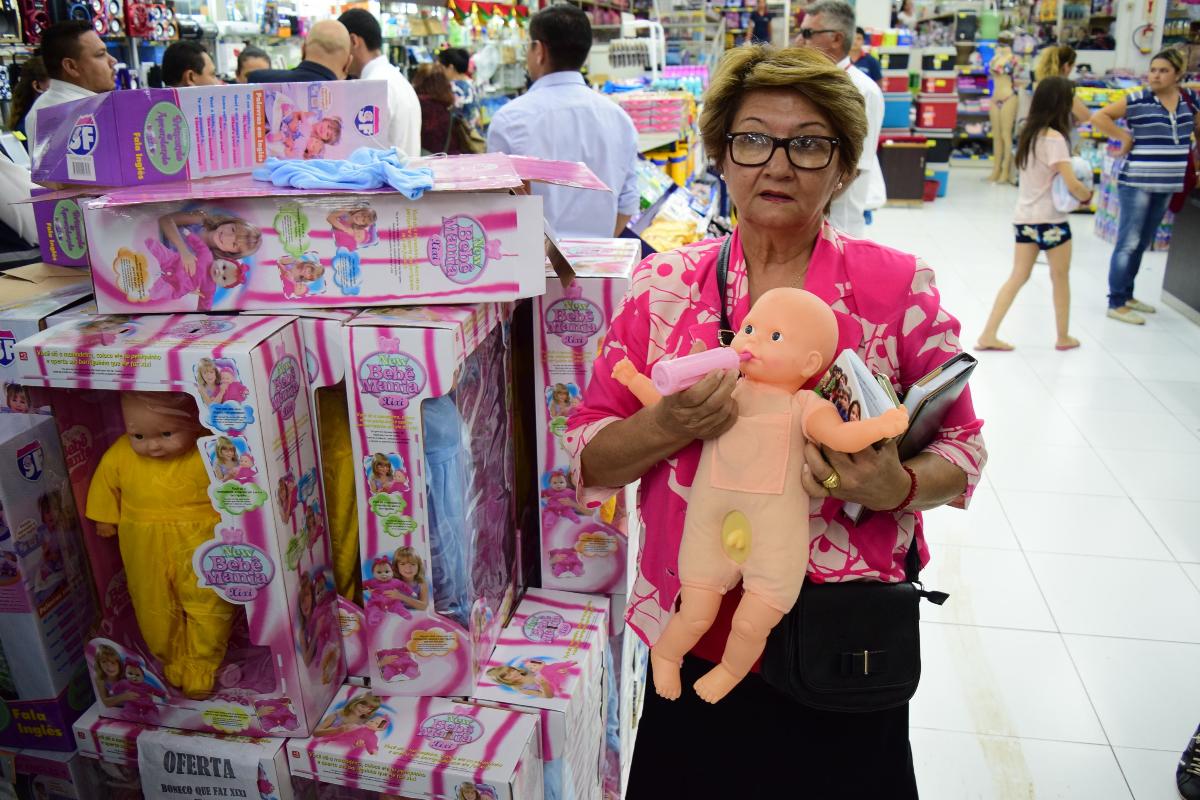 Uma mulher segura uma boneca "trans" com um pênis em Ciudad del Este, no Paraguai. Funcionários confiscaram centenas de caixas de bonecas "trans" com pênis e fecharam lojas que as venderam. As medidas foram ordenadas pela prefeita Sandra Zacarias em resposta a reclamações de turistas e residentes | ANTONIO DEL PUERTO/AFP