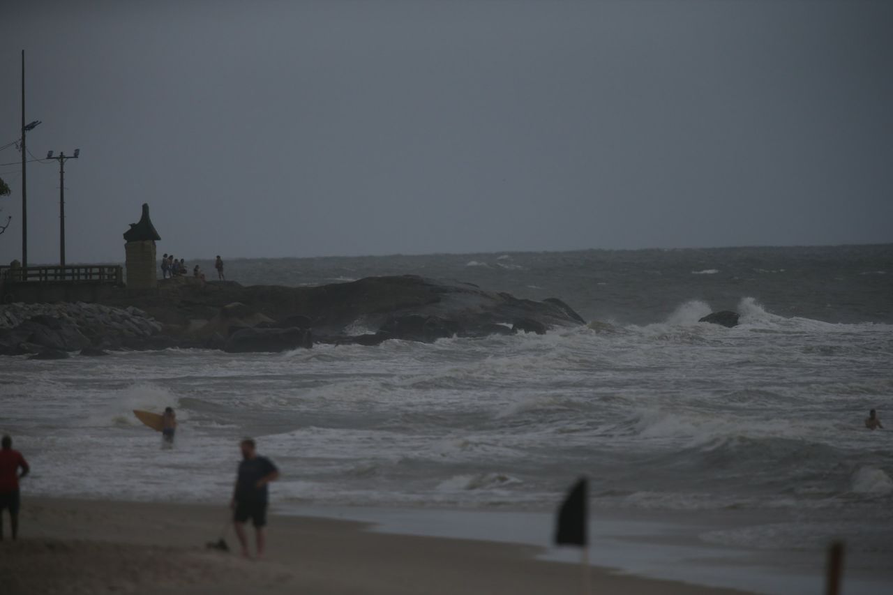 Chuva e frio espantam banhistas nas praias do PR | Albari Rosa/Gazeta do Povo