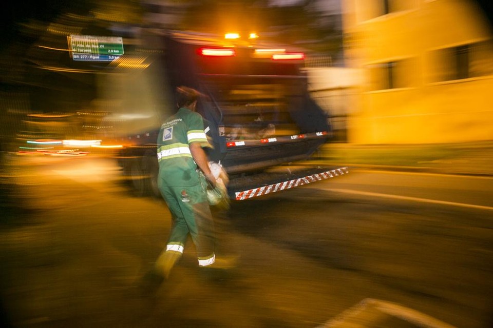 Capital ecológica? Curitiba coleta e transporta seu lixo como nos anos 80 Enquanto licitação bilionária não sai, prefeitura recorre a contratos emergenciais | Marcelo Andrade/Gazeta do Povo