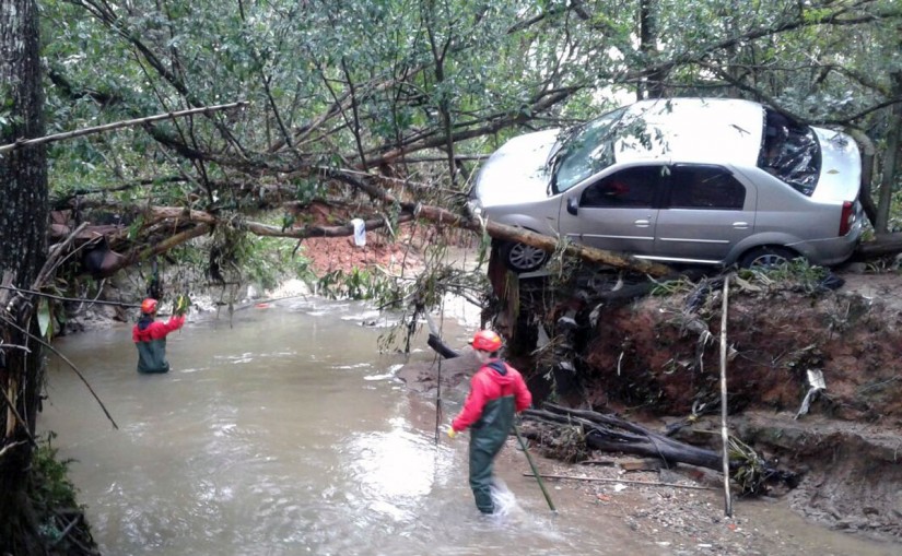 Bombeiros buscam o motorista levado pela enxurrada no bairro Mossunguê. | Gerson Klaina/Tribuna do Paraná