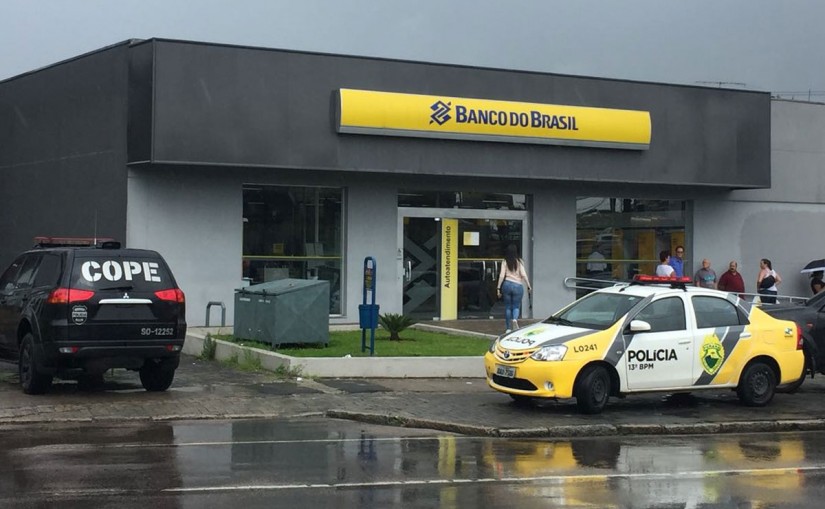 Polícias Militar e Civil foram à agência do Banco do Brasil no Novo Mundo atender a ocorrência. | Felipe Rosa/Gazeta do Povo