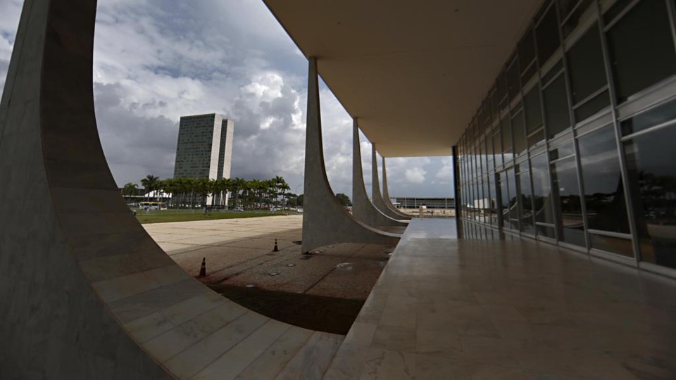 Brasileiros acham que funcionário público tem privilégio... e querem ser servidores Os prédios do Congresso (esquerda) e do Palácio do Planalto (ao fundo), vistos do Supremo Tribunal Federal (em primeiro plano): | Albari Rosa/Gazeta do Povo