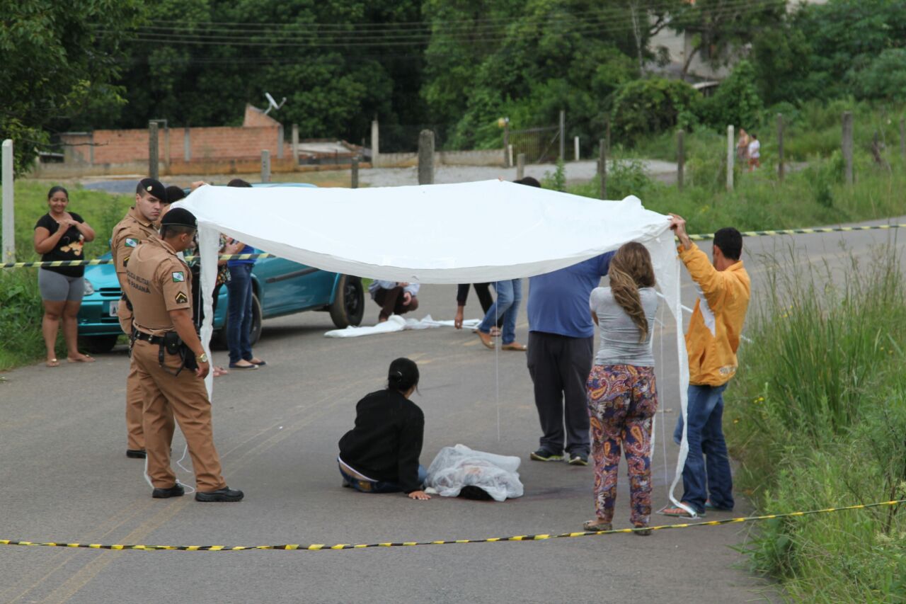 Polícia busca outro suspeito de envolvimento no assassinato: demora do IML fez família ter de velar o corpo na rua, | Gerson Klaina/Tribuna do Paraná