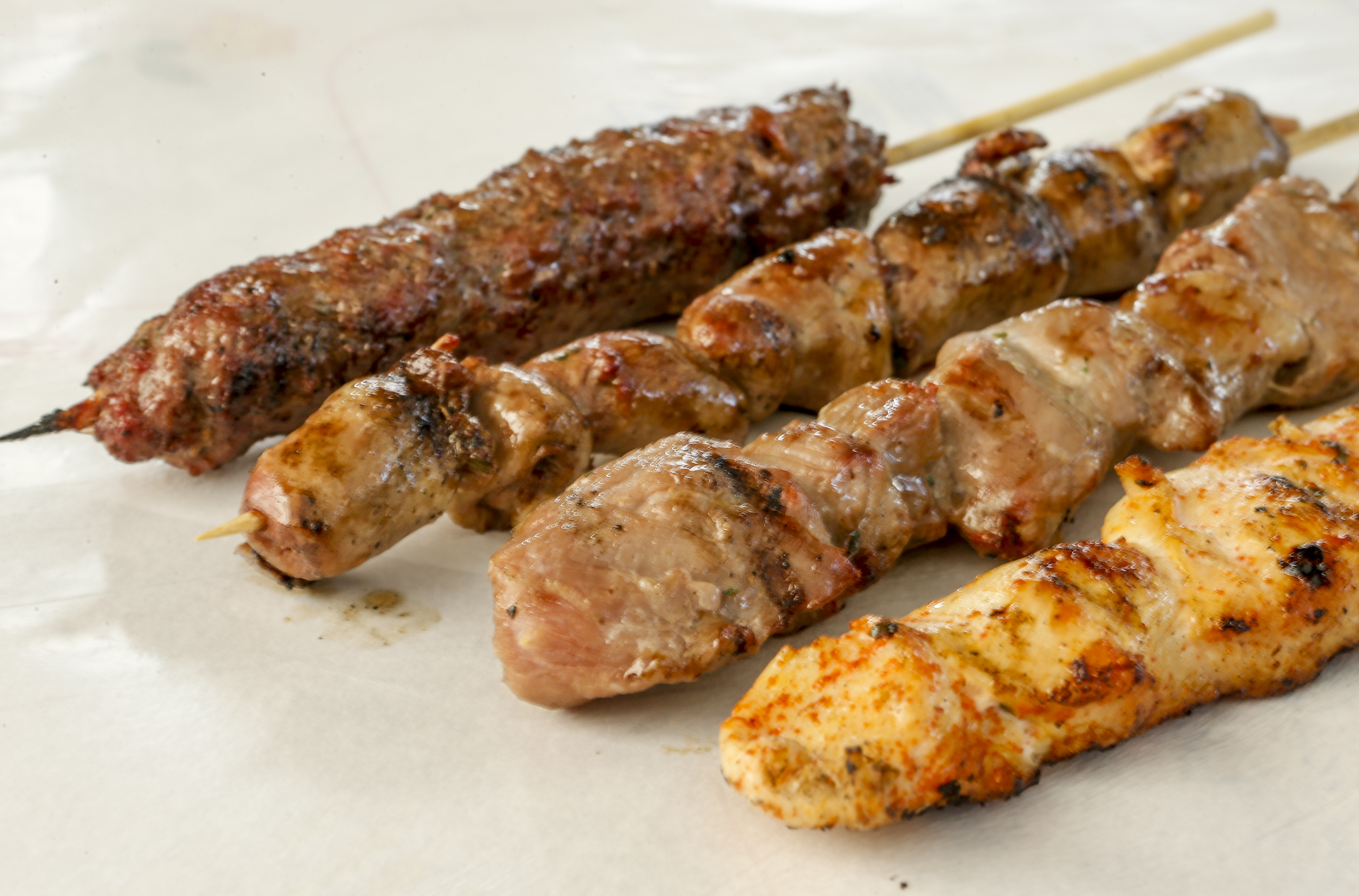 Espetinhos árabes, também conhecidos como kafta: países da Liga Árabe é o maior fornecedor de proteína animal para os países árabes | Hugo Harada/Gazeta do Povo