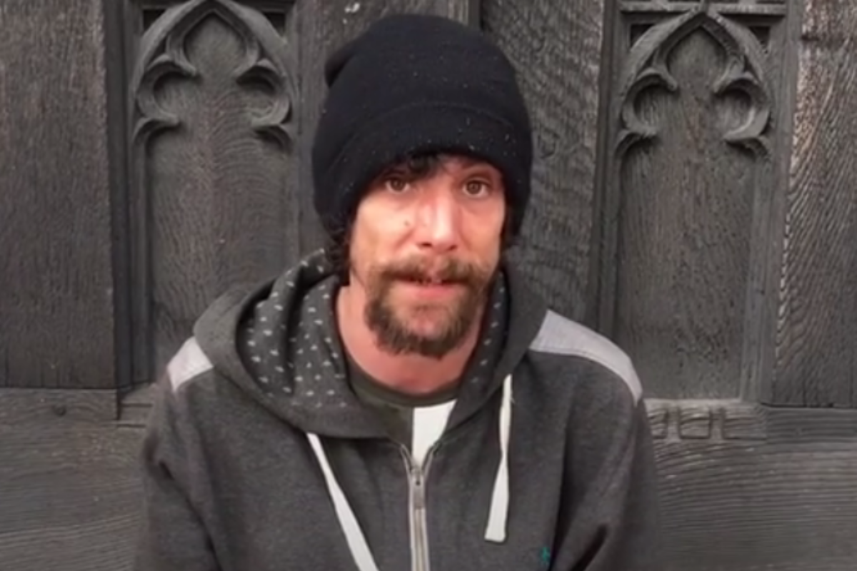 Morador de rua, Chirs Parker enganou vários veículos de comunicação ao posar de “herói” em atentado a bomba na Inglaterra. | Reprodução/Manchester Evening News