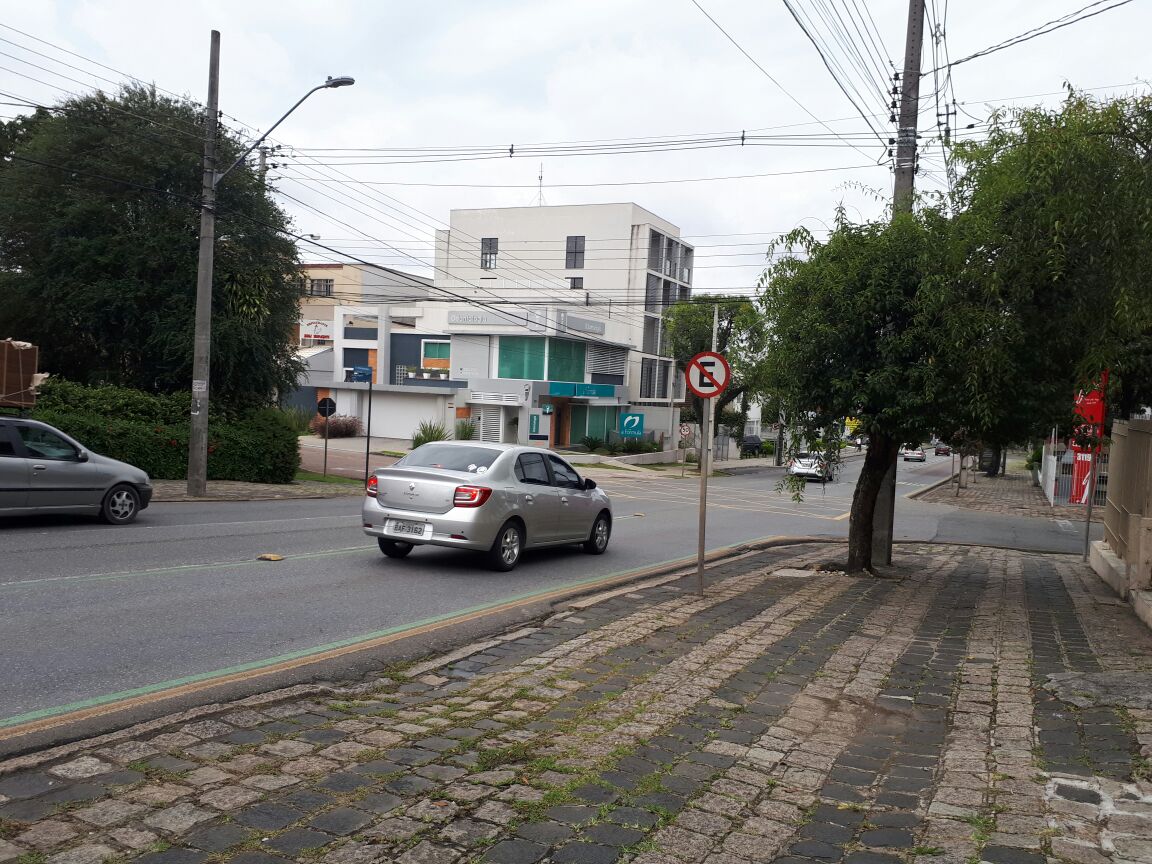 Motoristas que usam a faixa exclusiva de ônibus também provocam acidentes no Alto da XV | Angieli Maros/Gazeta do Povo
/