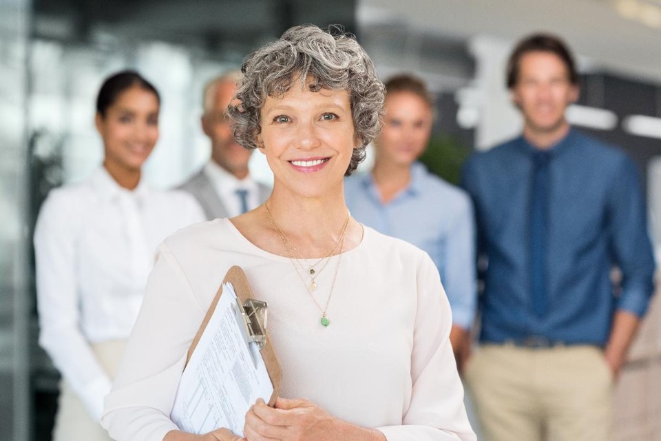 Pensando nesta parcela expressiva da população, aposentada ou em vias de, o Sebrae elaborou uma pesquisa e uma cartilha sobre empreender na aposentadoria. | Bigstock