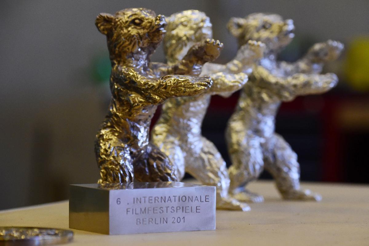 Troféus de urso de bronze para o próximo festival de cinema da Berlinale, projetados em 1932 pela escultora alemã Renee Sintenis | TOBIAS SCHWARZ/AFP