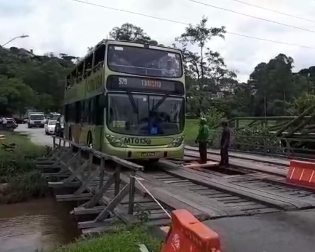 Mesmo com o tráfego intenso de veículos, trabalhadores tentam fechar a cratera de quase dois metros de comprimento | Raquel Derevecki/Gazeta do Povo