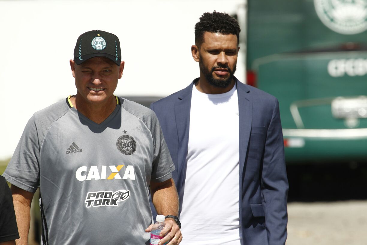 Técnico Sandro Forner e gerente de futebol Pereira na reapresentação do Coxa. | Daniel Caron/Gazeta do Povo
