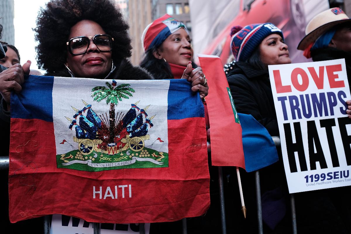 Centenas de pessoas, muitas delas haitianas, manifestaram-se contra o racismo na Times Square no dia de Martin Luther King (MLK), em 15 de janeiro de 2018, na cidade de Nova York. | SPENCER PLATT/
AFP