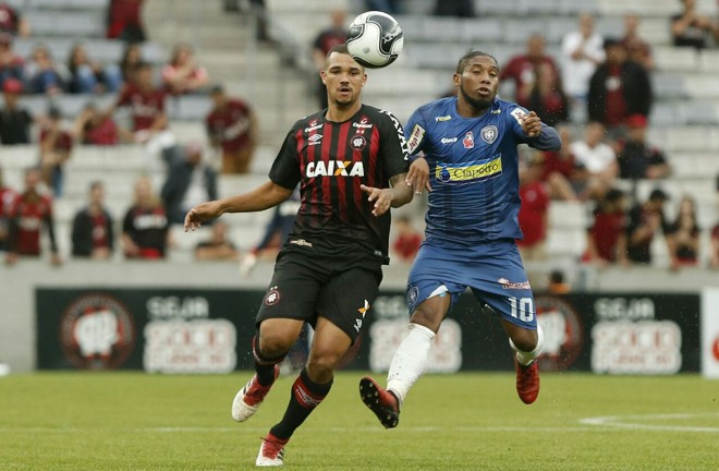 Muita disputa e nenhum gol na Arena. Atlético e Cianorte não saíram do 0 a 0. | Hugo Harada/Gazeta do Povo/