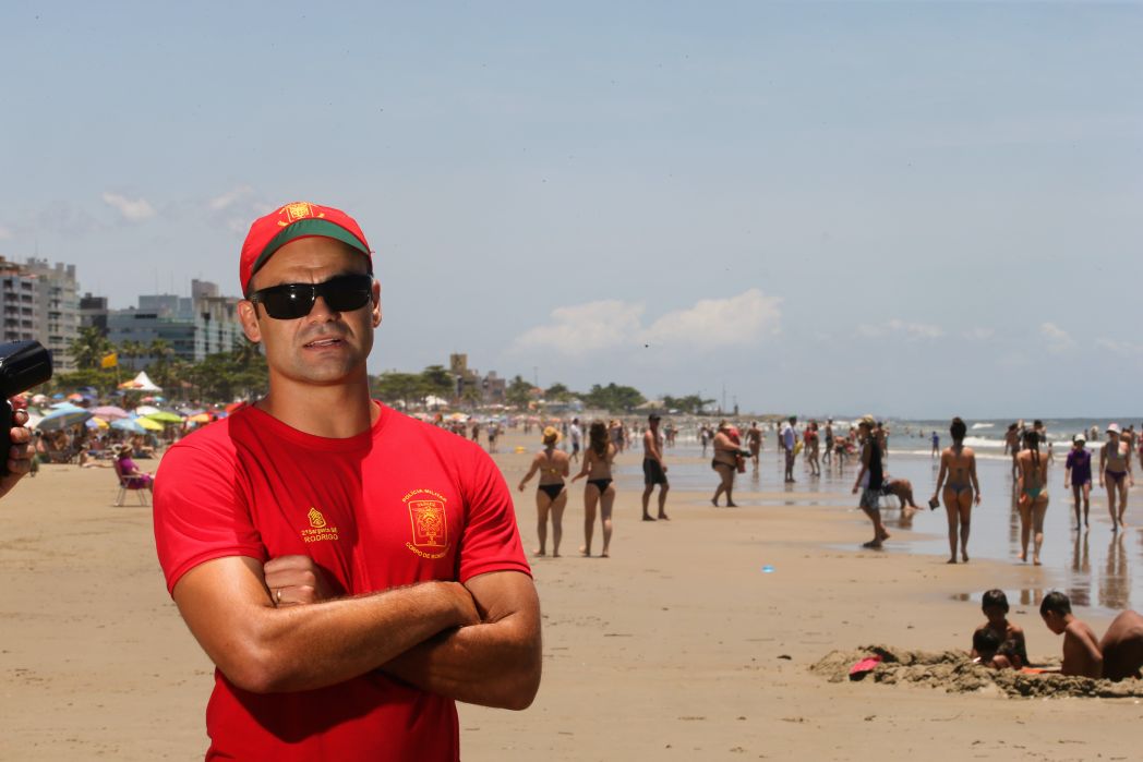 Sargento Rodrigo Sales  fez o salvamento da família com a ajuda de surfistas. | Albari Rosa/Gazeta do Povo