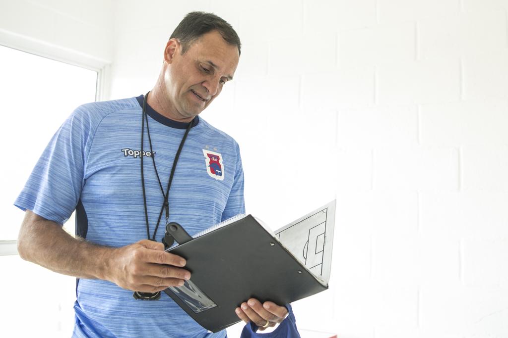 Técnico Wagner Lopes prometeu mexer na equipe na próxima rodada do Estadual. | Marcelo Andrade/Gazeta do Povo