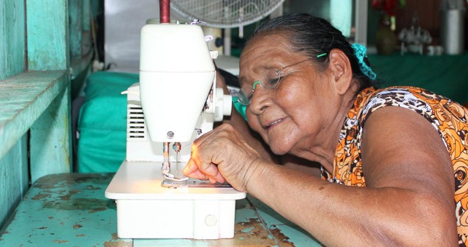 Aos 72 anos, a brasileira Susana Maciel, moradora do Repartimento do Tuiué, Manacapuru (AM), voltou a costurar à noite depois de receber os óculos do OneDollarGlasses. | Martin Aufmuth/OneDollarGlasses
