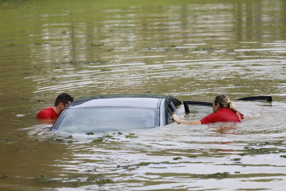 Bombeiros ajudam na retirada do carro do lago no Tingui. | Jonathan Campos/Gazeta do Povo