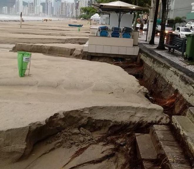 Estragos causados pela chuva na praia de Balneário Camboriú. | Facebook/Prefeitura de Camboriú