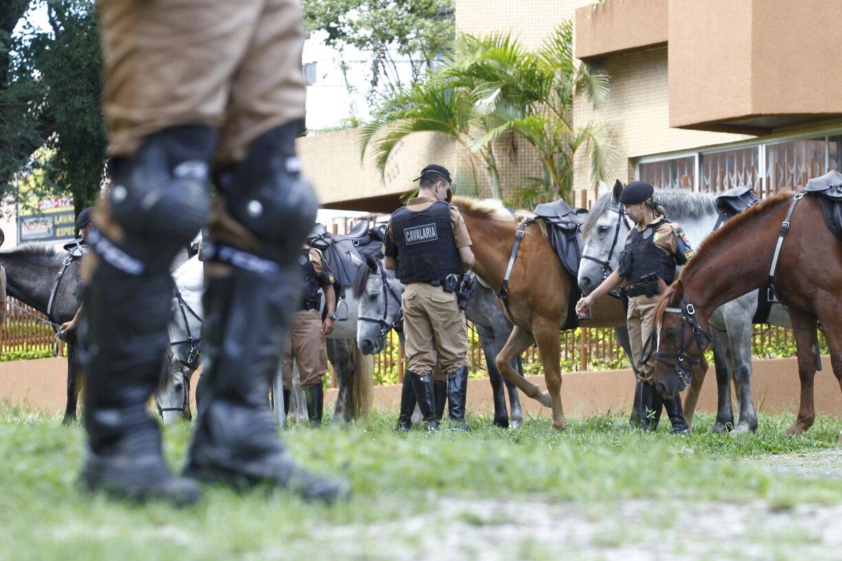 Cavalaria da PM está de prontidão em frente à Justiça Federal durante o julgamento de Lula em Porto Alegre. | Daniel Caron/Gazeta do Povo