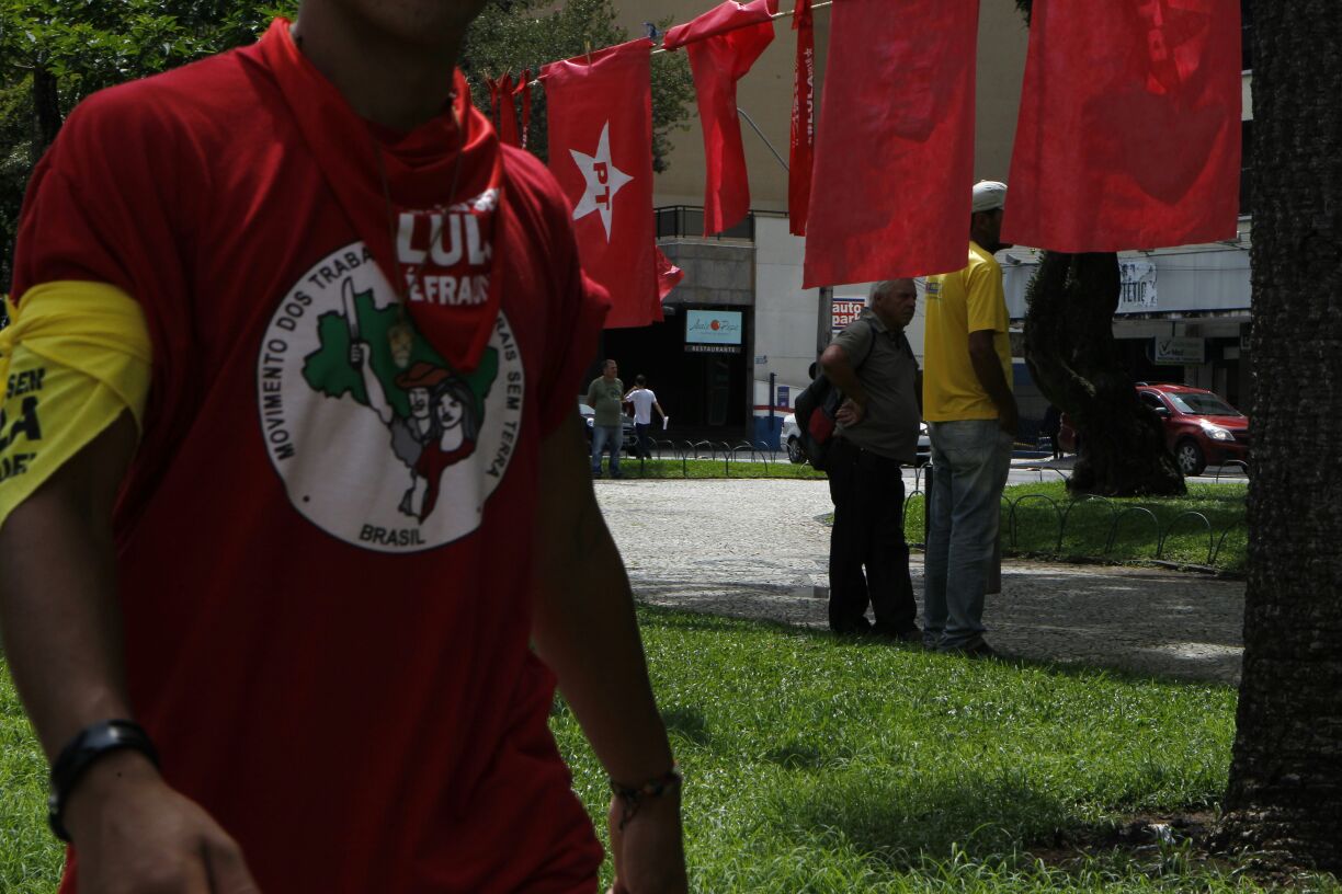 Manifestante deixa a Praça Santos Andrade no fim da manhã: previsão era que o ato durasse até o fim do julgamento de Lula. | Daniel Caron/Gazeta do Povo