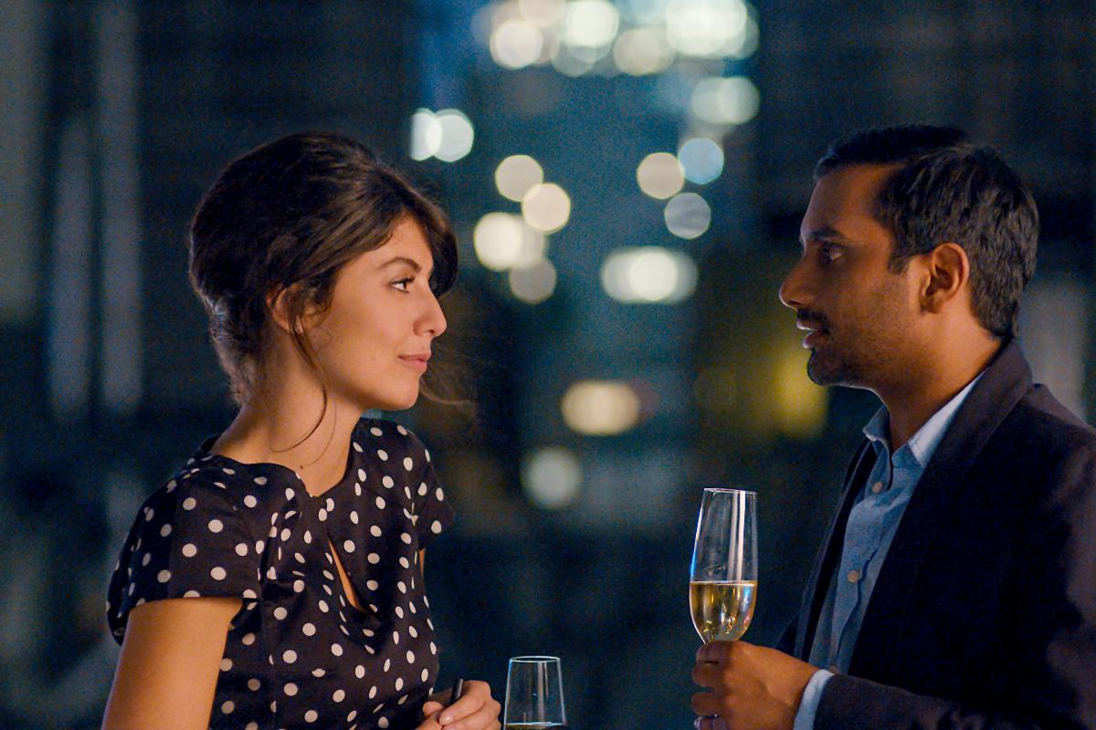 Alessandra Mastronardi e Aziz Ansari em cena da série "Master of None", da Netflix, estrelada por Ansari. | Netflix/Netflix