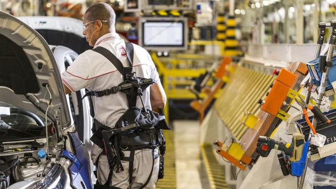 Fábrica da Ford, em Betim (MG): funcionários usam exoesqueletos acoplados ao corpo para reduzir desgaste e aumentar a produtividade | FCA/Divulgação