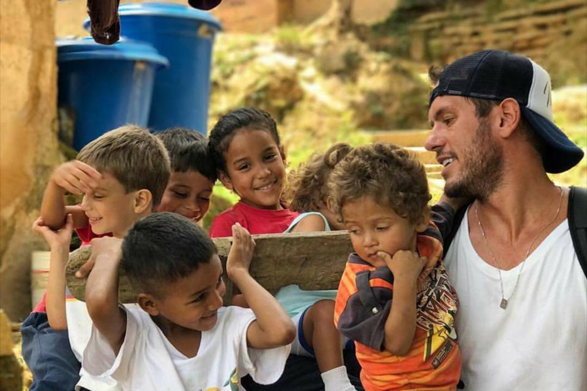 Jonatan Diniz postou junto ao relato esta foto em que aparece junto com crianças na zona rural de Turgua, Venezuela. | Arquivo pessoalReprodução/Facebook