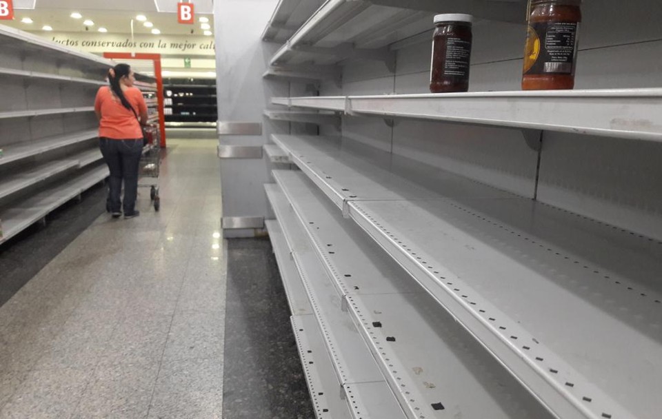 A Venezuela tem a pior taxa de inflação do mundo, o segundo pior índice de desemprego, a terceira pior taxa de homicídios e a décima pior pontuação em corrupção. Na imagem, um supermercado de Caracas mostra a que ponto chega a escassez de comida no país | Juan Barreto / AFP