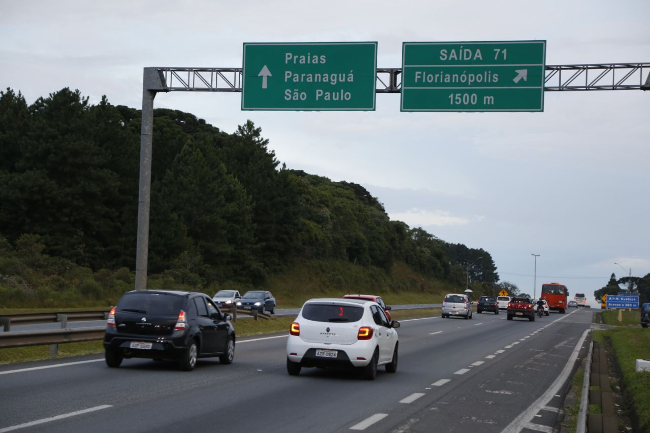 Movimento para as praias de Santa Catarina foi um dos mais intensos nesta sexta (9). | Marco Charneski/Gazeta do Povo