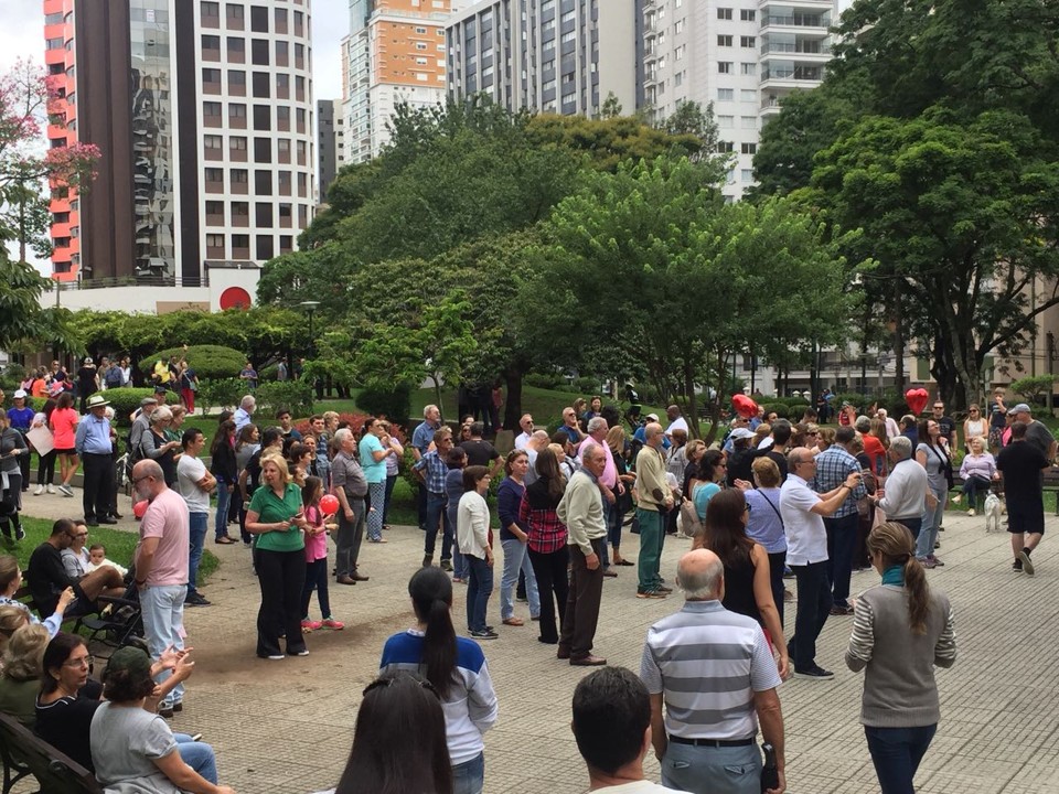 Organização estima que pelo menos 500 pessoas compareceram  ao ato. | Felipe Rosa/Tribuna do Paraná