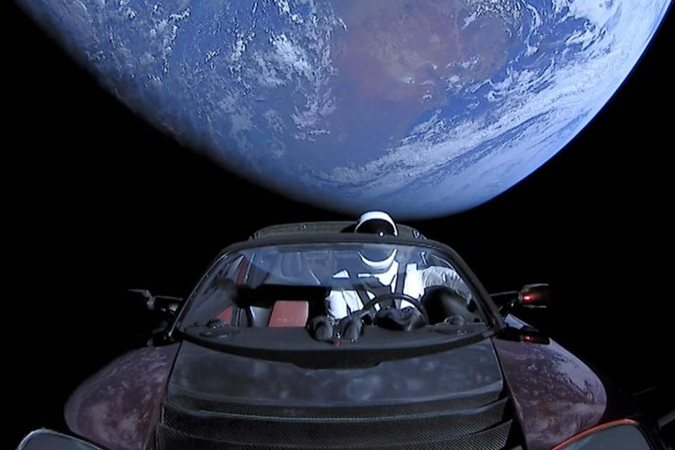 O Roadster, “passageiro” do foguete, é o primeiro carro enviado ao espaço– em uma promoção de alta tecnologia inventada por Elon Musk, que é dono da Tesla, montadora especializada em veículos elétricos, e da empresa de transporte espacial SpaceX | DivulgaçãoSpace X