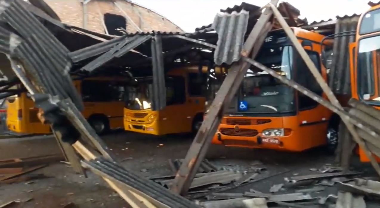 Quatro veículos foram danificados com a queda do telhado. | Sindimoc/