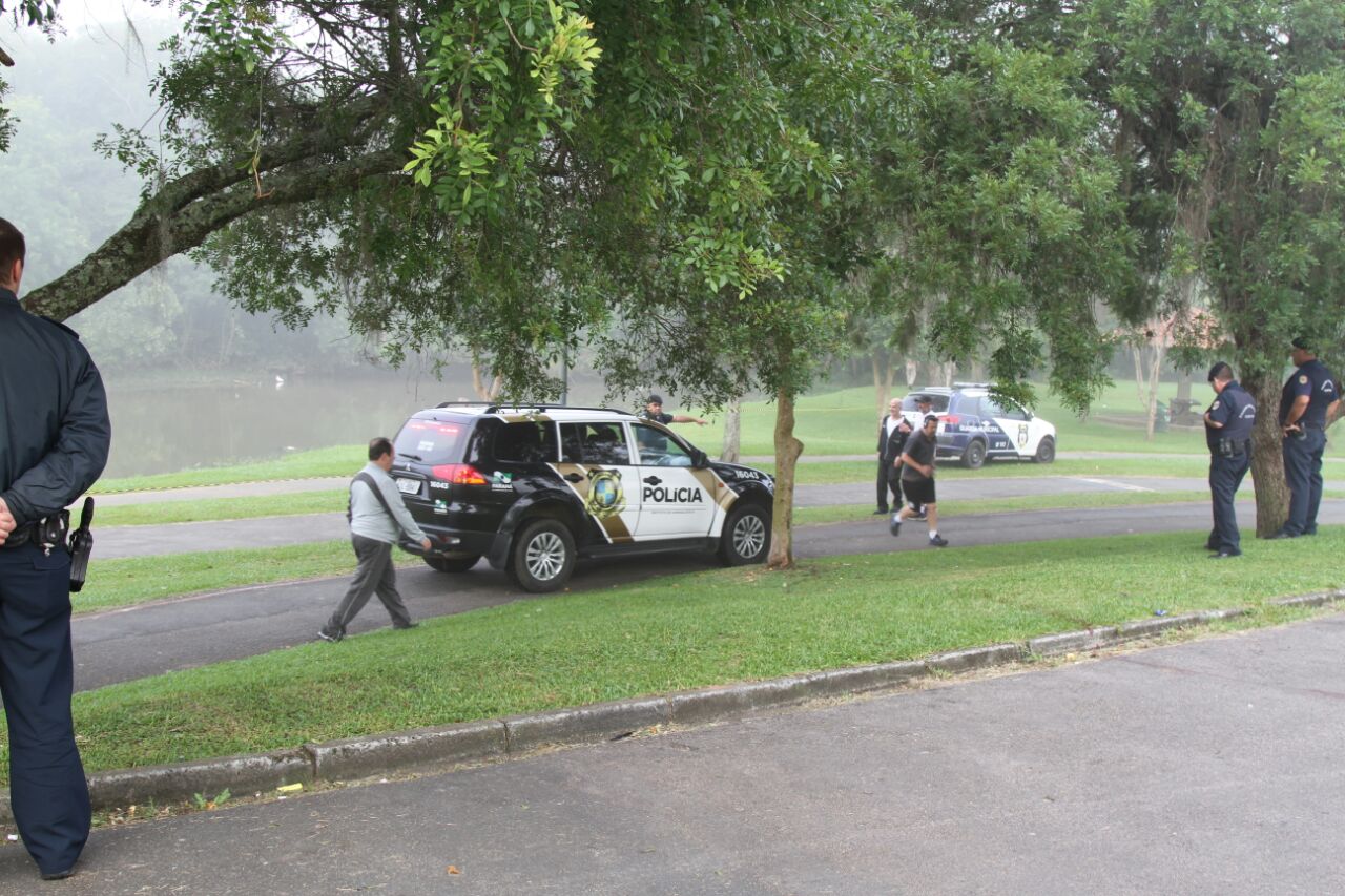 Peritos foram ao Parque Barigui para recolher as primeiras provas da investigação do homem encontrado morto no lago. | Gerson Klaina/Tribuna do Paraná