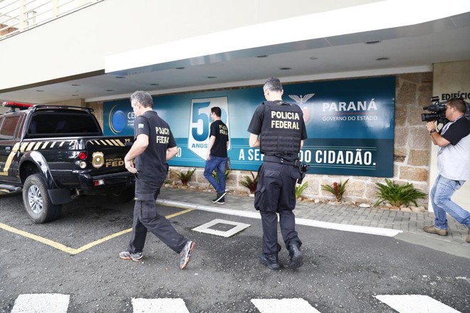 Agentes da PF cumprem mandados de busca e apreensão em órgão do governo do Paraná | Aniele Nascimento/Gazeta do Povo