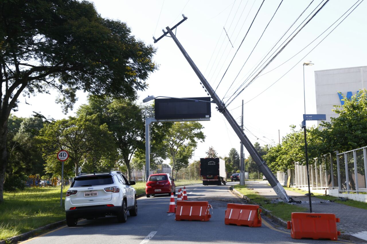 Poste está pendurado na Avenida Arthur Bernardes. | Aniele Nascimento/Gazeta do Povo
