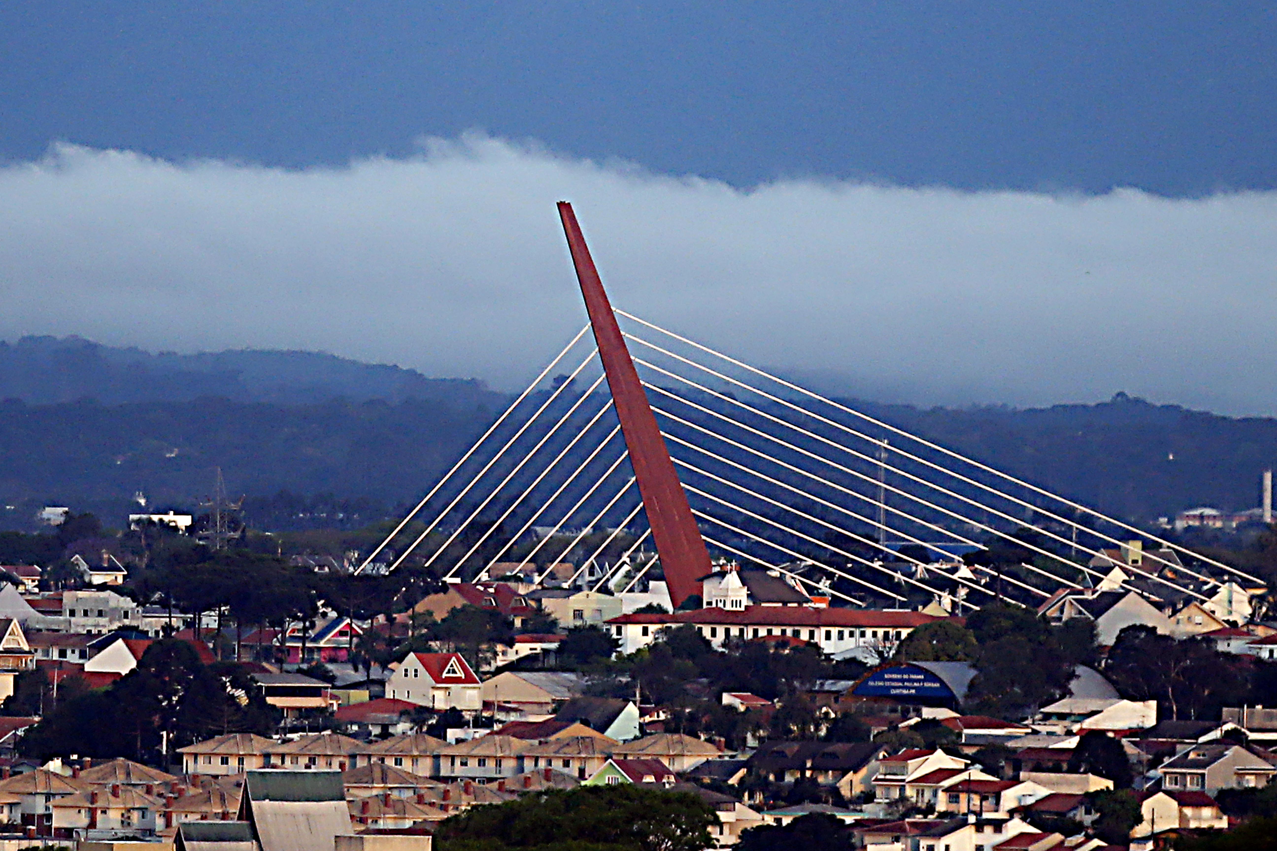 Vista da Ponte Estaiada, em Curitiba: temperatura vai subir, chegando a 25º na sexta-feira (16). | Albari Rosa/Gazeta do Povo