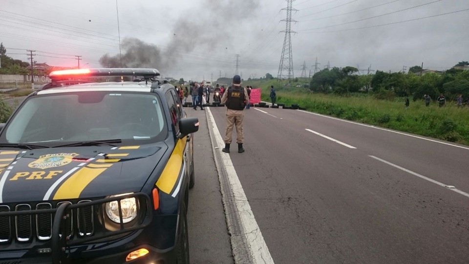 PRF acompanha o bloqueio do Contorno Sul feito por moradores da CIC. | PRF/