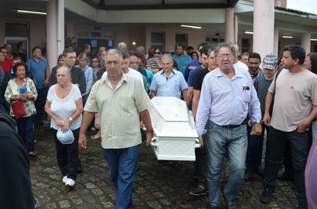 Enterro de Isabelly foi marcado pela emoção da família e amigos em Paranaguá. | Colaboração/ Folha do Litoral